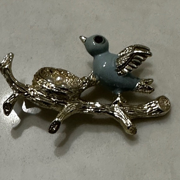 Vintage Gerrys Brooch Pin Bird With Nest Faux Pearl Eggs Signed - Picture 1 of 10